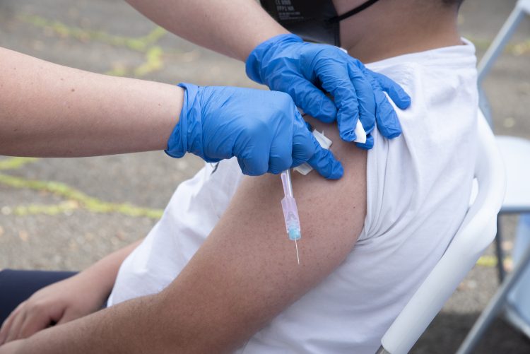 Sanidad inicia hoy la inmunización frente la gripe, covid-19 y virus respiratorio sincitial entre los colectivos más vulnerables
