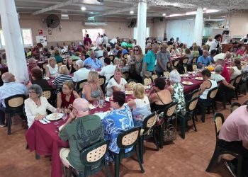 Unas 200 personas mayores comparten una jornada de convivencia