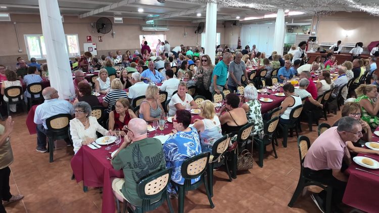 Unas 200 personas mayores comparten una jornada de convivencia