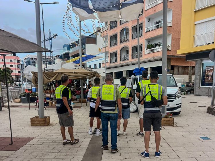 La Policía Local de Mogán levantó la pasada semana 121 actas en los mercadillos municipales