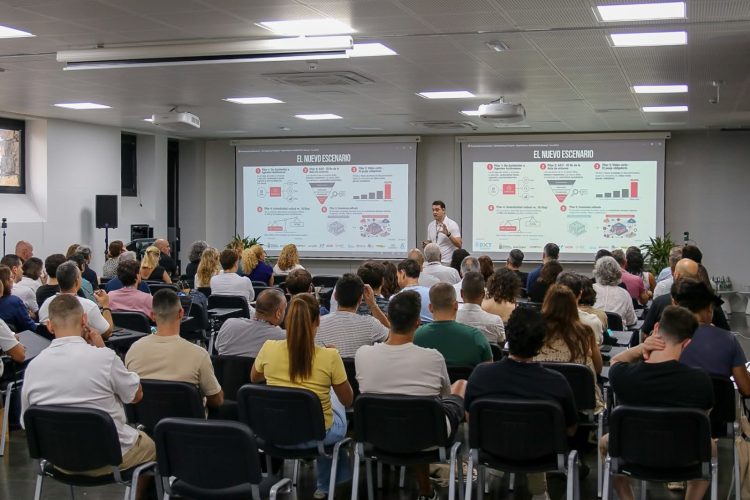 Casi 150 congresistas abordan la gestión del deporte en la era tecnológica en el IX Congreso de ACAGEDE