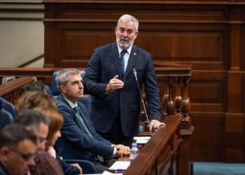 Clavijo insta al Estado a aprobar el cambio legislativo “que ya tiene sobre la mesa” para limitar la compra de vivienda por foráneos       