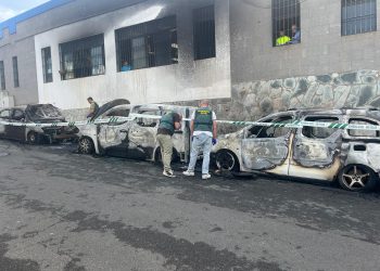 El incendio de cuatro vehículos en Guía obliga al cierre temporal del Edificio de Usos Polivalentes de San Roque