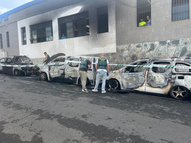 El incendio de cuatro vehículos en Guía obliga al cierre temporal del Edificio de Usos Polivalentes de San Roque