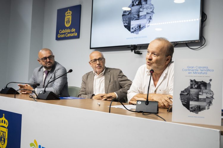 El Cabildo lleva a las aulas la historia del turismo de Gran Canaria para comprender su transformación social y afrontar sus retos de futuro