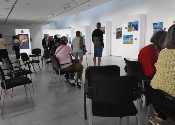 La exposición colectiva del Centro de Estancia Diurna nos abre una ventana al mar y a la creatividad de mayores de Ingenio