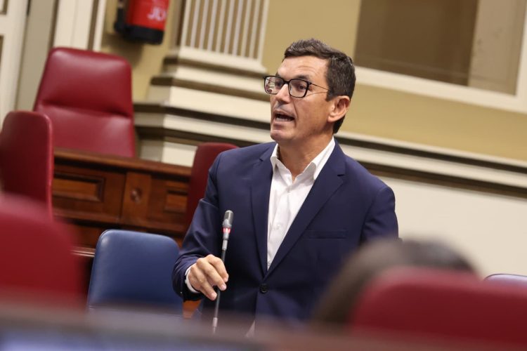 Canarias impulsa por la vía estatal y europea la limitación de la compra de vivienda por extranjeros no residentes 