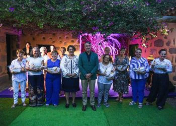 Santa lucía reconoce a catorce mujeres que estuvieron en grupos folklóricos en años difíciles
