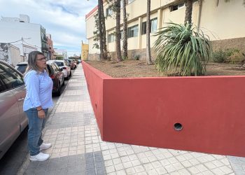 Los planes de empleo permiten acondicionar un muro junto al CEIP Dr. Espino para mejorar la seguridad peatonal