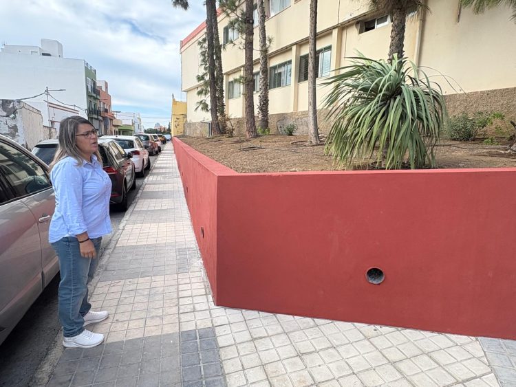 Los planes de empleo permiten acondicionar un muro junto al CEIP Dr. Espino para mejorar la seguridad peatonal