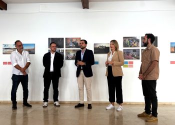 La exposición Travesías muestra en Puerto de la Cruz la vida de menores migrantes “para derribar prejuicios”
