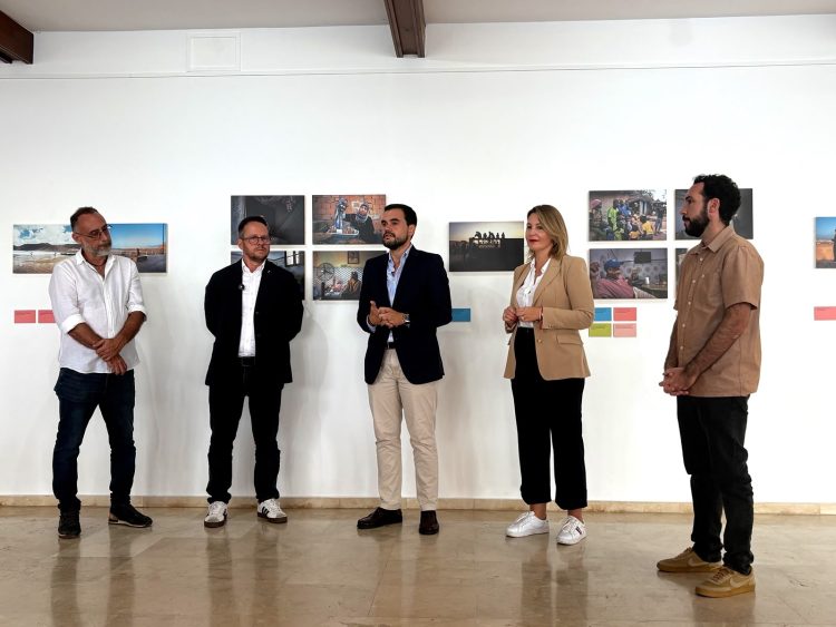 La exposición Travesías muestra en Puerto de la Cruz la vida de menores migrantes “para derribar prejuicios”
