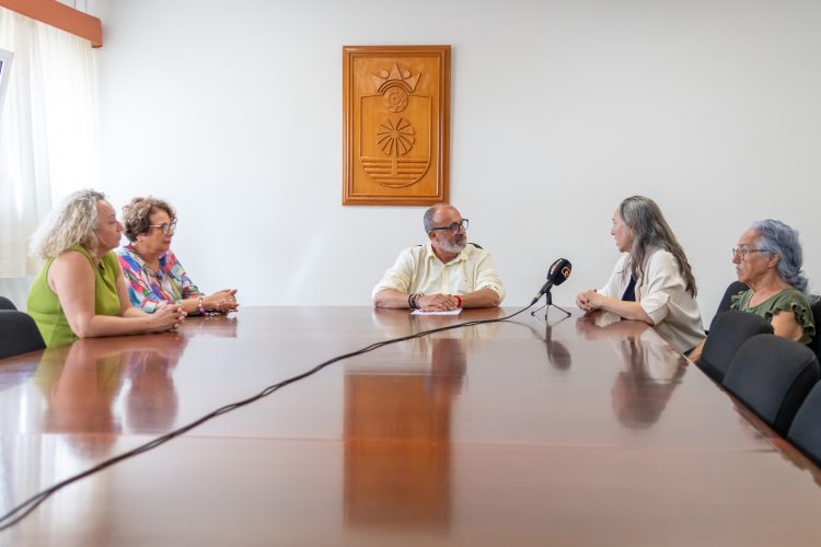 El alcalde expresa a Laura Vega el orgullo de Santa Lucía por tener una compositora Premio Nacional de Música 