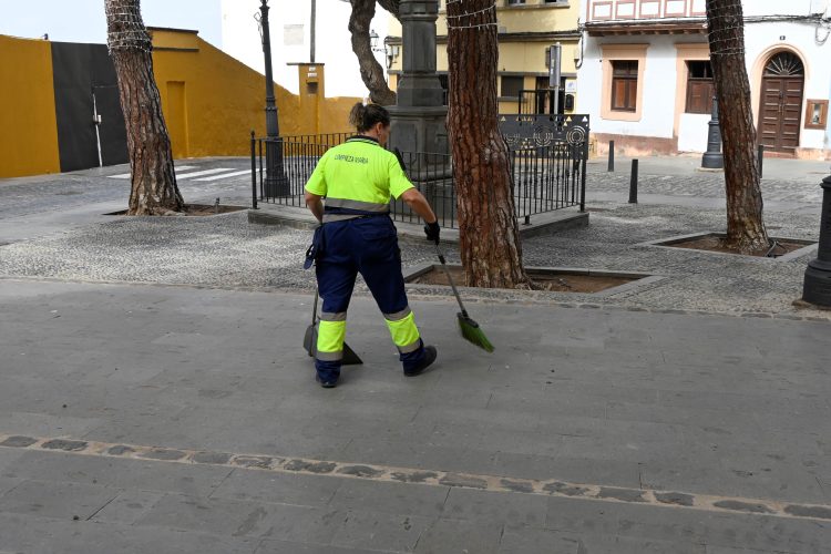 Gáldar adjudica el nuevo servicio de limpieza viaria, que arranca el 1 de diciembre y aumenta a 23 trabajadores