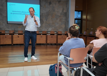 Óscar Hernández presenta a los vecinos y vecinas el Programa Municipal de Vivienda