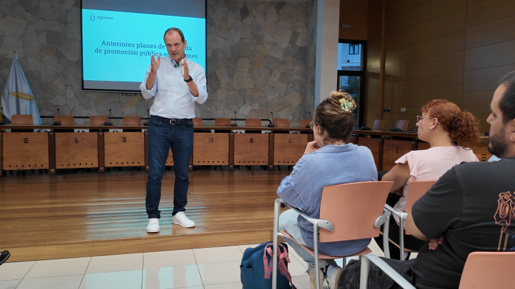 Óscar Hernández presenta a los vecinos y vecinas el Programa Municipal de Vivienda