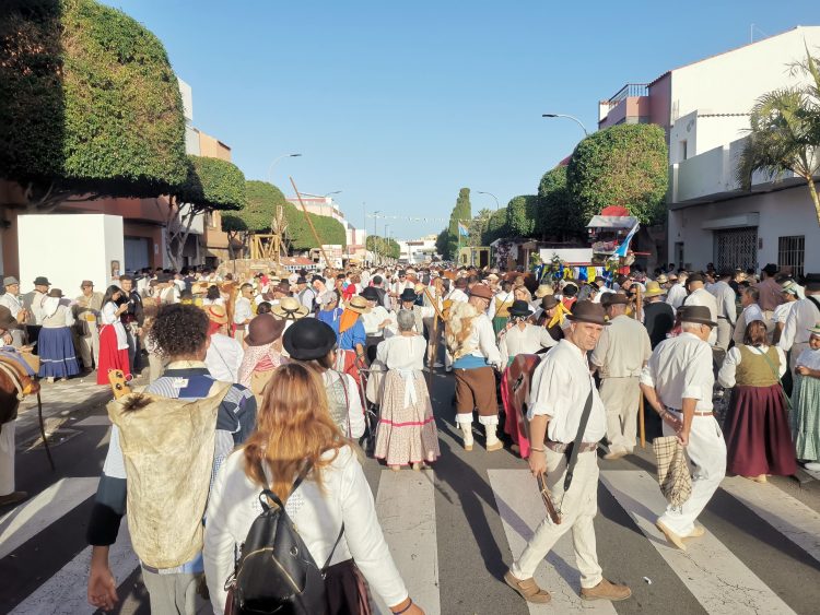 Las calles de Agüimes se llenan de color, tradición y bailes durante la Romería del Rosario