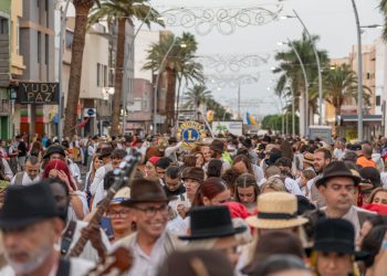 Miles de personas recorren las calles de Vecindario con la música de agrupaciones y parrandas en la Romería de San Rafael