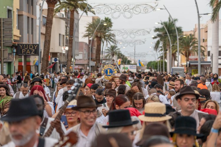 Miles de personas recorren las calles de Vecindario con la música de agrupaciones y parrandas en la Romería de San Rafael