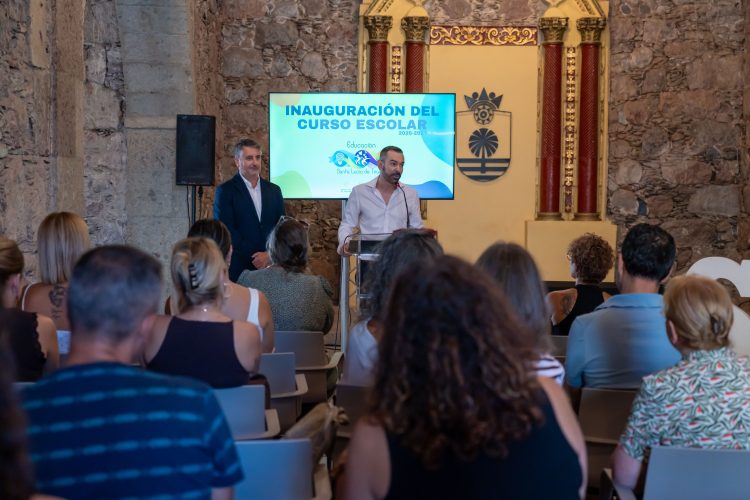 El curso escolar se inaugura oficialmente en Santa Lucía poniendo en valor el papel de los profesores y profesoras