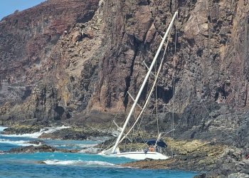 El Ayuntamiento de Gáldar pide explicaciones por la falta de actuación ante el riesgo de hundimiento de un velero en la costa de Sardina