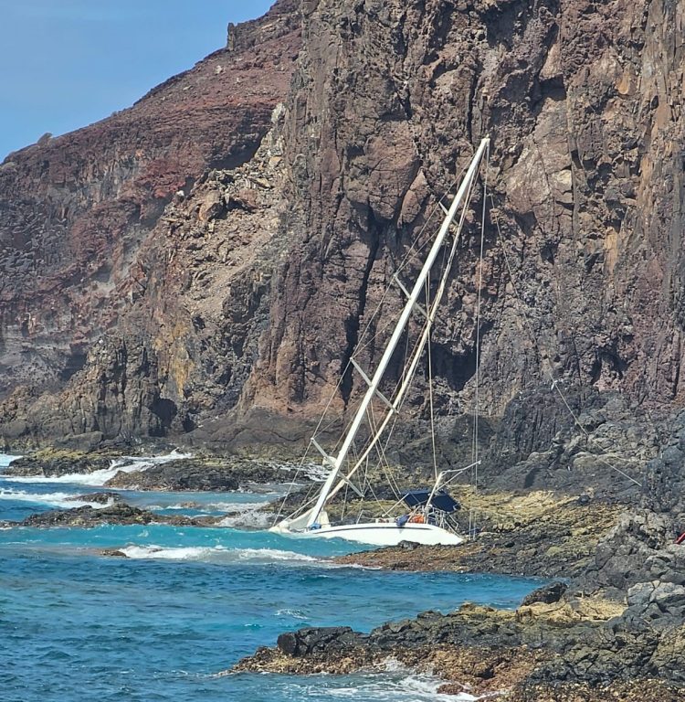 El Ayuntamiento de Gáldar pide explicaciones por la falta de actuación ante el riesgo de hundimiento de un velero en la costa de Sardina