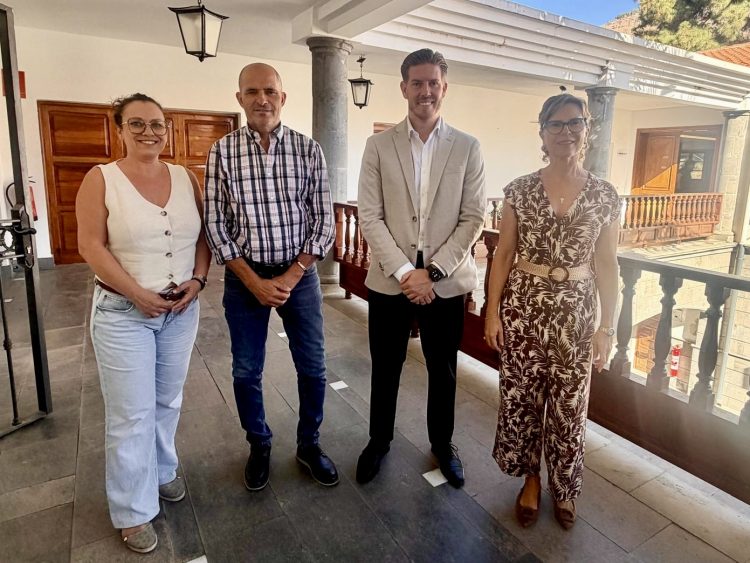 Conchi Narváez exige adaptar los colegios al calor mientras critica que el gobierno local gaste 1,5 millones en aire acondicionado para sus oficinas
