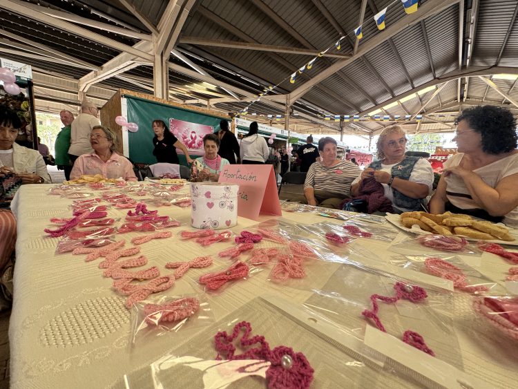 El Mercado Municipal de Telde se tiñe de rosa para ganar la batalla al cáncer de mama