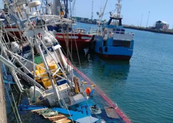 La Autoridad Portuaria de Las Palmas mantiene controlado el vertido del pesquero Monte Arballu