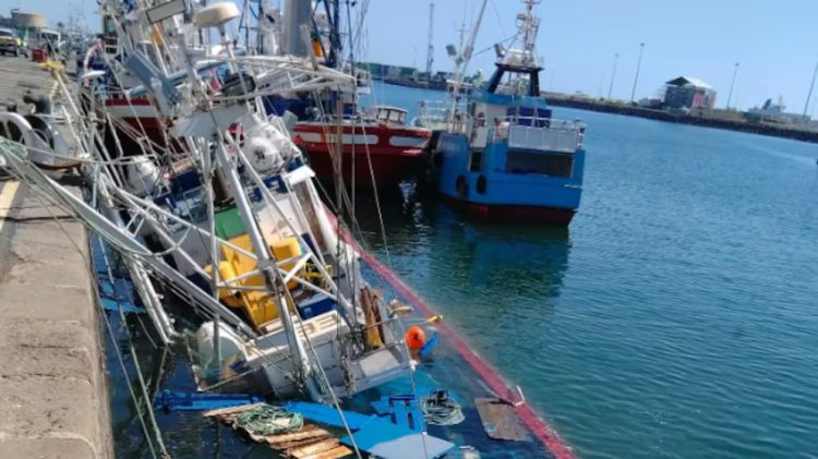 La Autoridad Portuaria de Las Palmas mantiene controlado el vertido del pesquero Monte Arballu